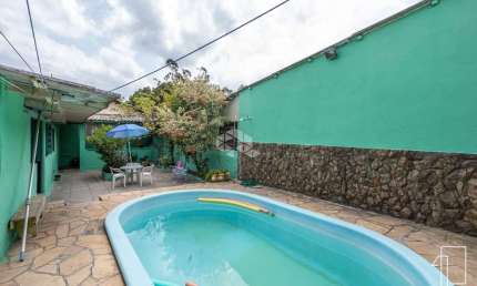 Casa terrea, com 3 dormitórios, pátio grande com piscina, espaço gourmet com churrasqueira, 3 vagas cobertas, localizada no bairro Fátima, em Canoas