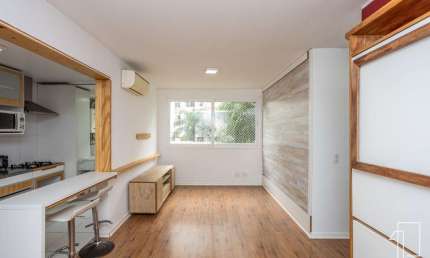 Apartamento, 63 m² de área privadas, 2 dormitórios, living com 3 ambientes e uma vaga de garagem coberta escriturada, semi-mobiliado a venda