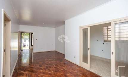 Casa de 3 dormitórios, sendo 1 suíte, churrasqueira e área de serviço. Terreno 14x22 e 155m² privativos. A venda no Centro de Canoas