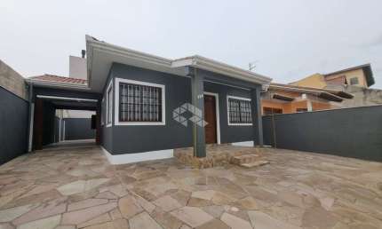 Casa térrea à venda em Canoas, Bairro Moinhos de Vento, com 2 dormitórios, financiamento e espaço para toda a família