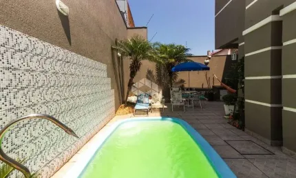 Casa sobrado 4 quartos, 1 suíte, 2 banheiros, sala de estar, sala de jantar, lavabo,pátio com piscina. a venda no bairro moinhos de vento- canoas