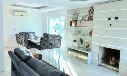 casa com 5 quartos sendo os 4 suítes, closet, 2 hidro, pátio com piscina, área goumet com churrasqueira. À venda no bairro São José/Canoas. Financia