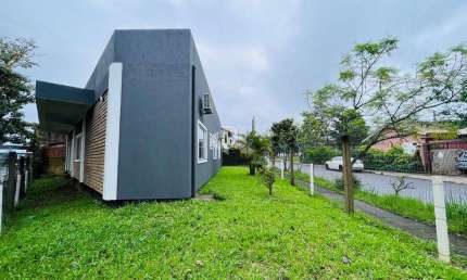Casa Residencial ou Comercial de 3 dormitórios, sendo 1 suíte, 2 banheiros, cozinha e 3 vagas de garagem. Localizado no bairro Moinhos- Canoas.