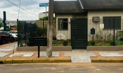 Casa térrea 50m² com 2 amplos dormitórios, sala de estar, cozinha modulada, banheiro social, 2 vagas de garagem. A venda no bairro Moinhos de Vento-