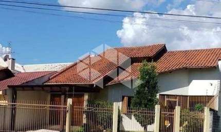 Casa no bairro Estância Velha com 3 dormitórios, 2 banheiros, 2 vagas.