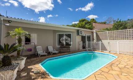 Casa térrea à venda no bairro Estância Velha com 3 dormitórios, suíte, piscina e edícula - Aceita FGTS e financiamento