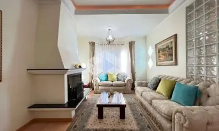 Casa/ Sobrado 3 dormitórios, sendo 1 suíte, sala de estar com lareira, pátio, piscina. À venda no Bairro Moinho de Vento/Canoas. Aceita Financiamento