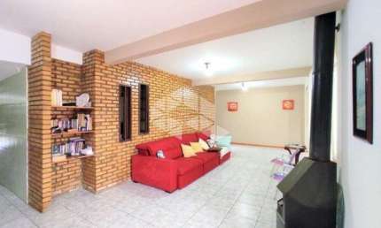 Casa de 3 dormitórios 1 com suíte, closet, ampla sala de estar com lareira, 3 vagas cobertas, 2 banheiros a venda no bairro Nossa Ssenhora das Graças