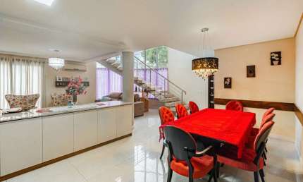 Casa a venda com  4 dormitórios, semimobiliada, com sacada, churrasqueira, 2 vagas cobertas, Aceita FGTS e financiamento, no Mont. Serrat em Canoas