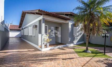 A casa térrea tem uma área de 170,00 m² e possui 4 dormitórios, um living com 2 ambientes , cozinha e sala de jantar. Também conta com churrasqueira,