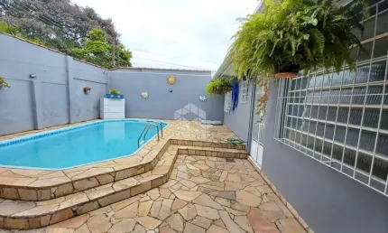 Casa 3 dormitórios com 1 Suíte, reformada, Piscina, semimobiliada, churrasqueira gourmet, vaga 3 carros, Aceita financiamento/ Rio Branco/Canoas.