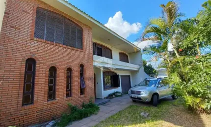 Casa sobrado com 5 dormitórios, sala de estar e jantar, aceita financiamento, no Bairro Nossa Senhora das Graças.