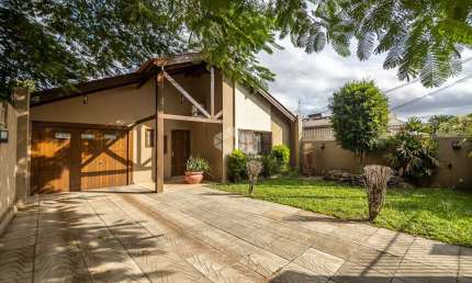 Casa 3 dormitórios sendo 1 suíte, 4 vagas,  lareira, pátio, piscina, à venda no bairro Nossa Senhora das Graças, Canoas. Aceita financiamento FGTS