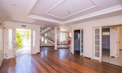 Casa 5 dormitórios, 1 suíte com closet, 3 banheiros com acessibilidade e elevador. Pátio com piscina. À venda Bairro Marechal Rondon/Canoas. Financia