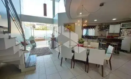 Casa  de 4 dormitórios, 4 suítes sendo 1 master, cozinha planejada, espaço goumet com piscina. À venda no bairrro Moinhos de Vento/Canoa