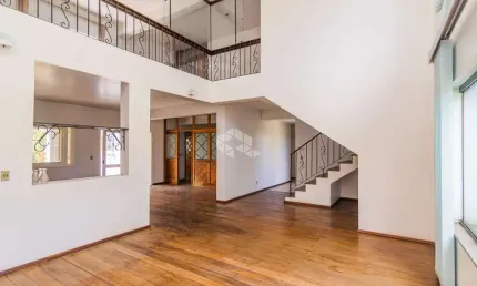 Casa de 6 dormitórios, 2 suítes, closet, hidro, sacada, espaço gourmet com churrasqueira. À venda no bairro Marechal Rondon, aceita financiamento FGTS