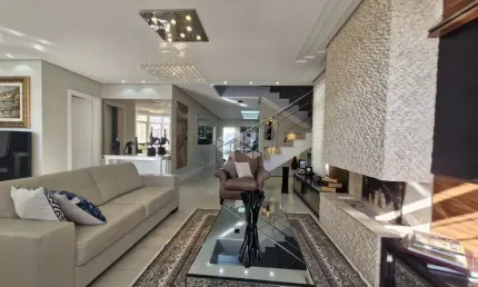 Casa Residencial, podendo ser usada como comercial, com 245 m² 3 dormitórios, 1 suíte com closet, área gourmet e piscina. Moinhos de Vento- Canoas .