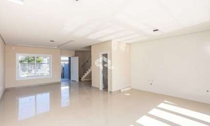 Casa no Bela Vista em Canoas, 3 dormitórios c/1 suite, sacada, 3 banheiros, 2 vagas, pátio e espaço gourmet c/ churrasqueira. Aceita financiamento