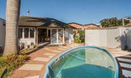 Casa/Sobrado com 4 dormitórios sendo 2 suítes, hidro closet e sacada, pátio, piscina, lareira, 4 vagas. Aceita Financiamento e FGTS. A venda no bairro