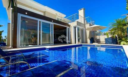 Casa em condomínio semimobiliada de 3 suítes, escritório, possui pátio, piscina e sauna,  pode ser financiada, 4 vagas, bairro Estância Velha Canoas.