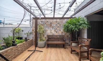 Casa Térrea, com 3 dormitórios, 1 suíte, semi-mobiliado, 2 vagas de garagem coberta, churrasqueira e jardim. Esta casa está à venda no bairro São Luís