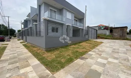 Sobrado NOVO com 3 dormitórios, 1 sendo suíte no bairro São José Canoas