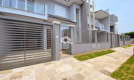 Sobrado novo 3 dormitórios, 1 suíte, 2 vagas de garagem, sala estar lareira, churrasqueira, pátio, sacada, água quente, são josé/canoas. financia