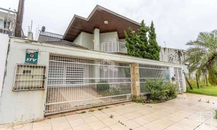 Casa de 3 dormitórios sendo uma suíte,com churrasqueira, lareira, piscina, à venda no bairro Moinhos de Vento em Canoas RS. Aceita financiamento FGTS