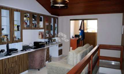 Casa 5 dormitórios, sendo 2 suites, sala de estar e jantar, cozinha, salão de festas, lavanderia, 4 vagas, no Bairro Estancia Velha em Canoas.