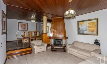 Casa/sobrado de 4 dormitórios sendo 1 suíte com closet e sacada, semi mobiliada. À venda no bairro Nossa Senhora das Graças, aceita financiamento FGTS
