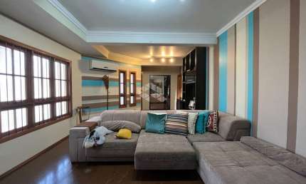 Casa  com 4 dormitórios, sendo um  suíte com sacada ,  4 vagas, em um terreno 10X30 , com piscina e amplo pátio,  bairro Bela vista, Canoas