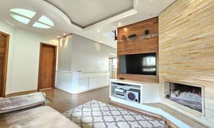 Casa sobrado, 3 Dormitórios, 1 suíte, closet, hidromassagem, sacada, cozinha, sala, lareira, lavabo, pátio e 2 vagas. A venda no Bairro Bela Vista