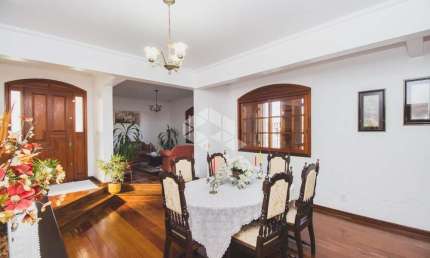 Casa  de esquina de 3 dormitórios sendo uma suíte  master, churrasqueira, lavanderia,  4 vagas . Aceita FGTS e financiamento.ira