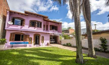 Casa Sobrado com 3 Dormitórios, ampla cozinha, 2 banheiros, salão de festa com churrasqueira, pátio com espaço para piscina. A venda no Bairro Igara-