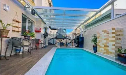 Casa em condomínio semimobiliada e decorada, 4 dormitórios sendo 2 suítes, sótão, piscina e 3 vagas cobertas.