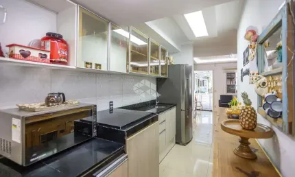Sobrado de 3 dormitórios, sala de estar e jantar no bairro rio branco/canoas.