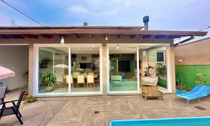 Casa Térrea, 3 dormitórios, 1 suíte master, pátio com piscina. No bairro bela vista na cidade de Canoas, aceita Financiamento bancário.