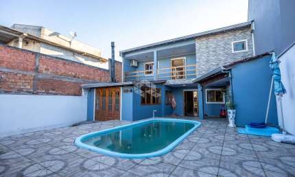 Casa Sobrado 3 dormitórios, cozinha planejada, área gourmet com churrasqueira, fogão a lenha, lavanderia e pátio com piscina. A venda no Bairro Igara-