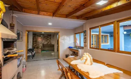 Casa sobrado 3 dormitórios, cozinha planejada, área gourmet com churrasqueira, fogão a lenha, lavanderia e pátio com piscina. a venda no bairro igara-