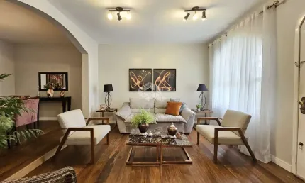 Casa Sobrado 4 dormitórios, suíte, 2 banheiros sociais, sacada, piscina, churrasqueira, 5 vagas. Localizado no bairro Marechal Rondon