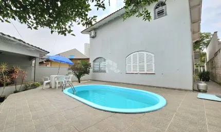 Casa Sobrado 4 dormitórios, suíte, 2 banheiros sociais, sacada, piscina, churrasqueira, 5 vagas. Localizado no bairro Marechal Rondon