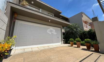 Casa Sobrado mobiliado 3 dormitórios sendo 1 suite, 3 banheiros, 3 vagas de garagem, no bairro Mont' Serrat em Canoas. Aceita Financiamento Bancário