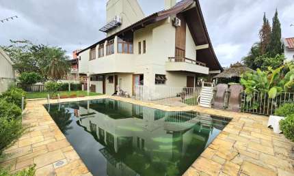 CASA ALTO PADRÃO, 4 DORMITÓRIOS, 4 SUÍTES, VAGA PARA 6 VEÍCULOS NO JARDIM DO LAGO/MARECHAL RONDON EM CANOAS.