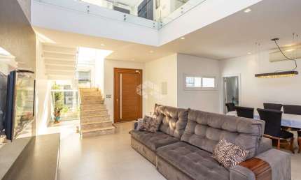 Casa/Sobrado 3 dormitórios, 1 suíte, com 200m2, piscina, área gourmet, no Mont Serrat em Canoas. Aceita FGTS e pode ser financiado