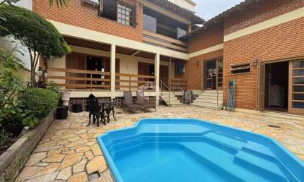 Casa 3 dormitórios, 3 suítes, pátio com piscina, no bairro Marechal Rondon, próxima ao parkshopping, na cidade de Canoas.