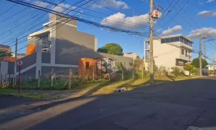 Terreno de esquina 490 m², com ligação de agua e luz, analise de solo realizada , próximo da comércios, escolas, farmácias, fruteiras e padarias.