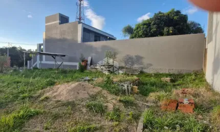 Terreno de esquina 490 m², com ligação de agua e luz, analise de solo realizada , próximo da comércios, escolas, farmácias, fruteiras e padarias.