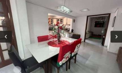 Casa Sobrado com 6 Dormitórios sendo 2 suítes com closet, pátio com piscina. A venda no Bairro Igara- Canoas