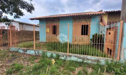 Casa com 2 dormitórios, sala cozinha, garagem para 1 carro coberta e mais 3 descobertas, em um terreno de 250² no Bairro Moinhos de Vento em canoas.