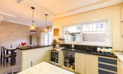 Casa sobrado 3 dormitórios sendo 1 suíte, reformado e decorado, semimobiliado, pátio, vaga 2 veículos, igara/canoas. aceita financiamento bancário